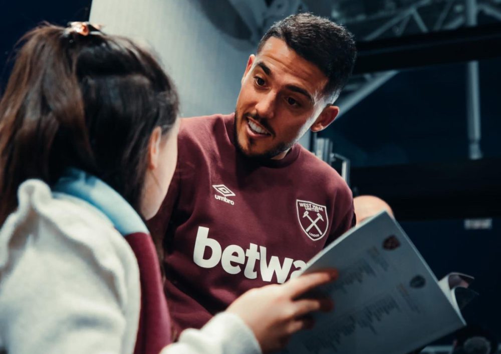 Manuel Lanzini having a chat with a kid