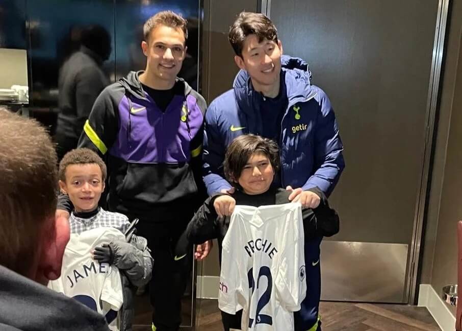 Heung Min-Son and Sergio Reguilon taking a photo with children